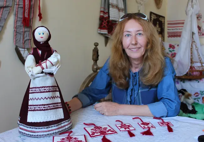 «Недавно открыла для себя «кукурузный текстиль». Могилевчанка шьет сценические костюмы, вышивает и создает короба из талаша