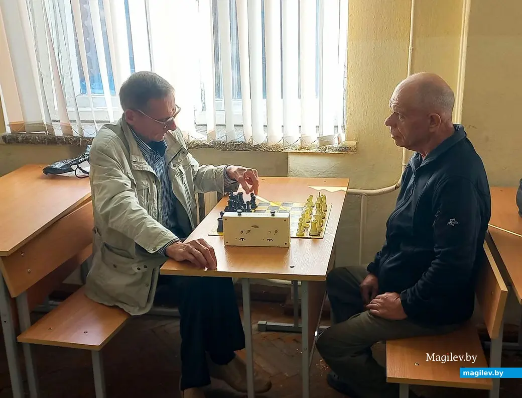 25.09.2025, Могилев, БРУ. Шахматный «Турнир памяти». Дмитрий Гребенников (слева) начинает уверенно...