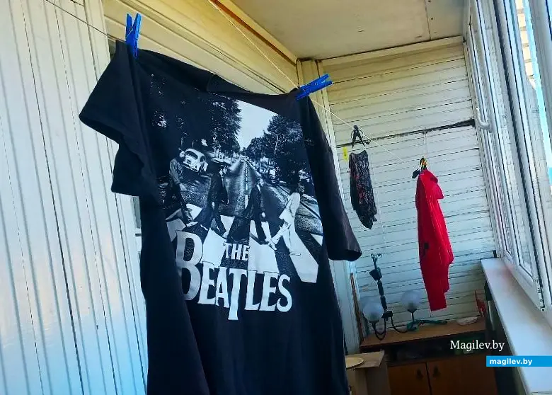 Майка (с переходящими Эбби Роуд битлами) на все времена.