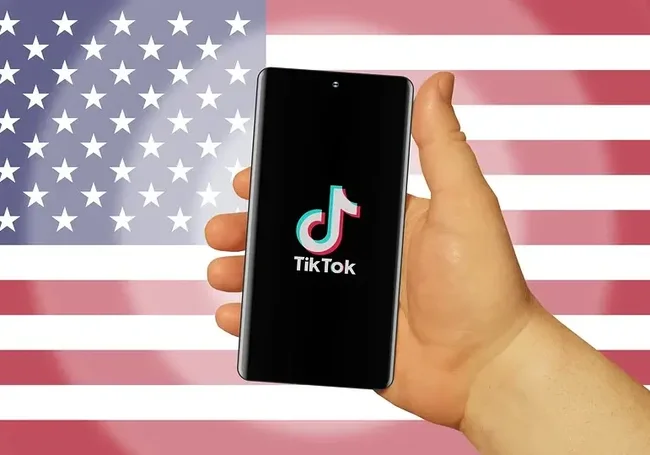 Трамп подписал указ о сделке по TikTok. Соцсеть продолжит работу в США