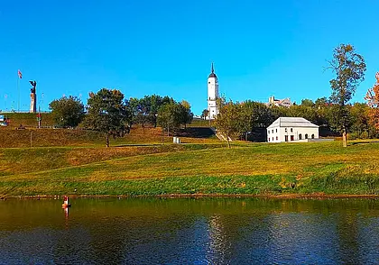 Водная прогулка по Днепру: теплоход бумажному кораблику был рад