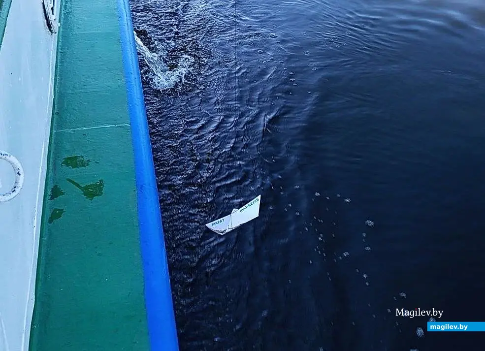 26.09.2025, Могилев, теплоход «Могилев», прогулка по Днепру. Бумажный кораблик «Марат Фарберов» спущен на воду. В добрый путь, наш друг!