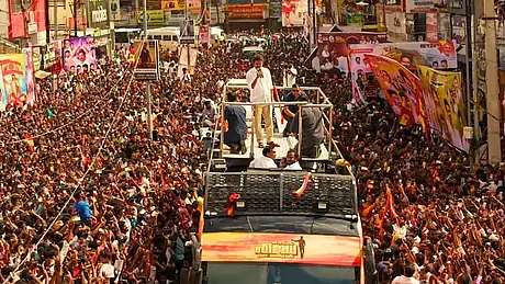 27 сентября 2025 года. Митинг Виджая в Каруре. Фото: India Today.