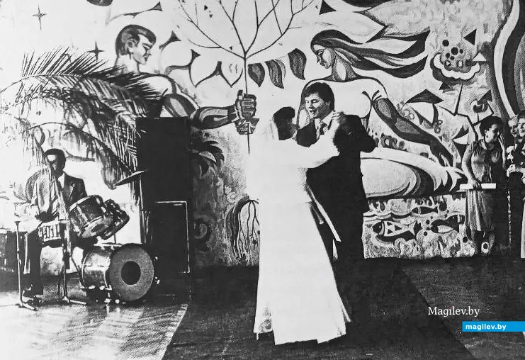 24.04.1984, Могилев, свадебный салон «Счастье». Молодожены (Елена и Владимир Онищук) исполняют хореографическую композицию под песню «Первая любовь» ВИА «Синяя птица».