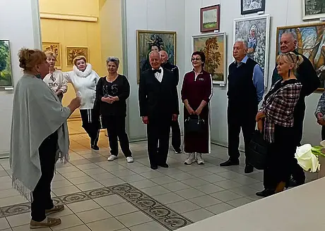 28.09.2025, Могилев, музей Масленикова, персональная выставка Веры Юрковой. Автор (слева) рассказывает о своем творчестве.