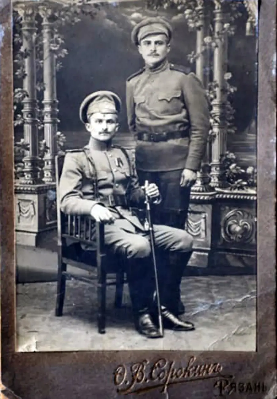 Примерно 1914 год. Михаил Луковский (сидит) с братом Степаном.