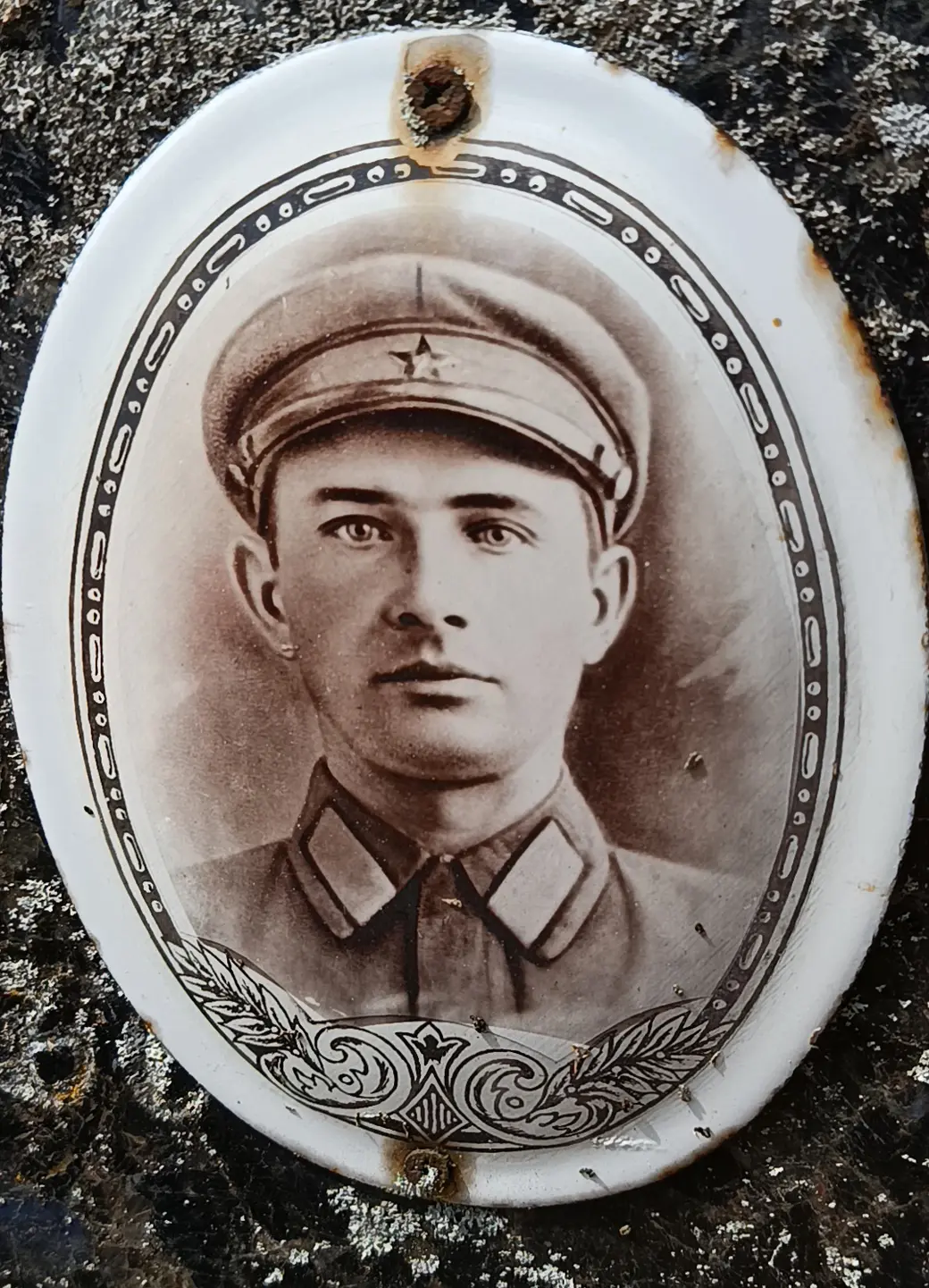 Портрет красноармейца прикручен шурупами поверх надписи на памятнике Михаила Луковского.