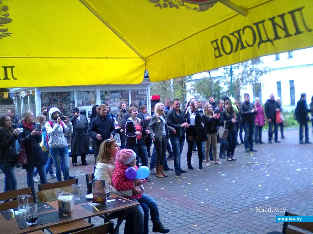 2014, Могилев, улица Ленинская. пивной фестиваль. Публика аплодирует группе Сергея Коноплева и Джону Леннону.