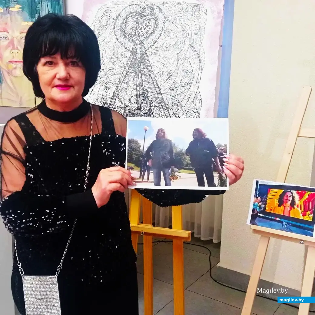 2022 год, Могилев. Таня Ложечникова с фотографией фрагмента перфоманса 2014 года на Дубровенке.
