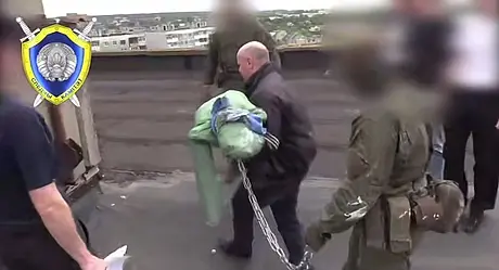 Следственные действия. 53-летний житель Могилева показывает, как убивал своих жертв. Кадр видео СК.