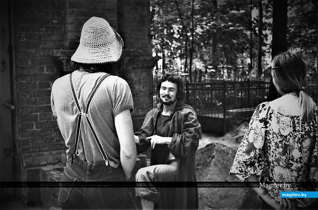 1978 (?) год, Могилев. Польское кладбище. Слева направо: Плейшнер, Валик Михайлов (в той самой рясе), Наташа.