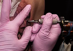 Смертельная красота: девушка из Молодечно сделала татуировку – и умерла