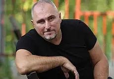 «Пока это демоверсия, ее исполняет нейросеть». Певец из Москвы рассказал о своей песне про Бобруйск