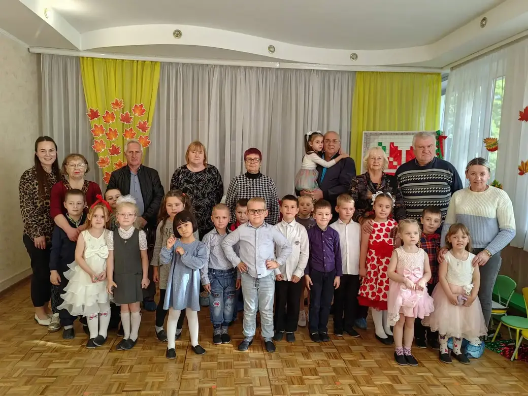 «Детский сад № 25 г. Бобруйска». Мероприятие ко Дню пожилого человека. Супруги Савельевы с внучкой Александрой вторые и третьи справа..