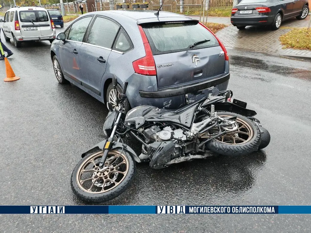 9 октября Могилев. Столкновение мотоцикла и авто. Фото УВД Могилевского облисполкома.