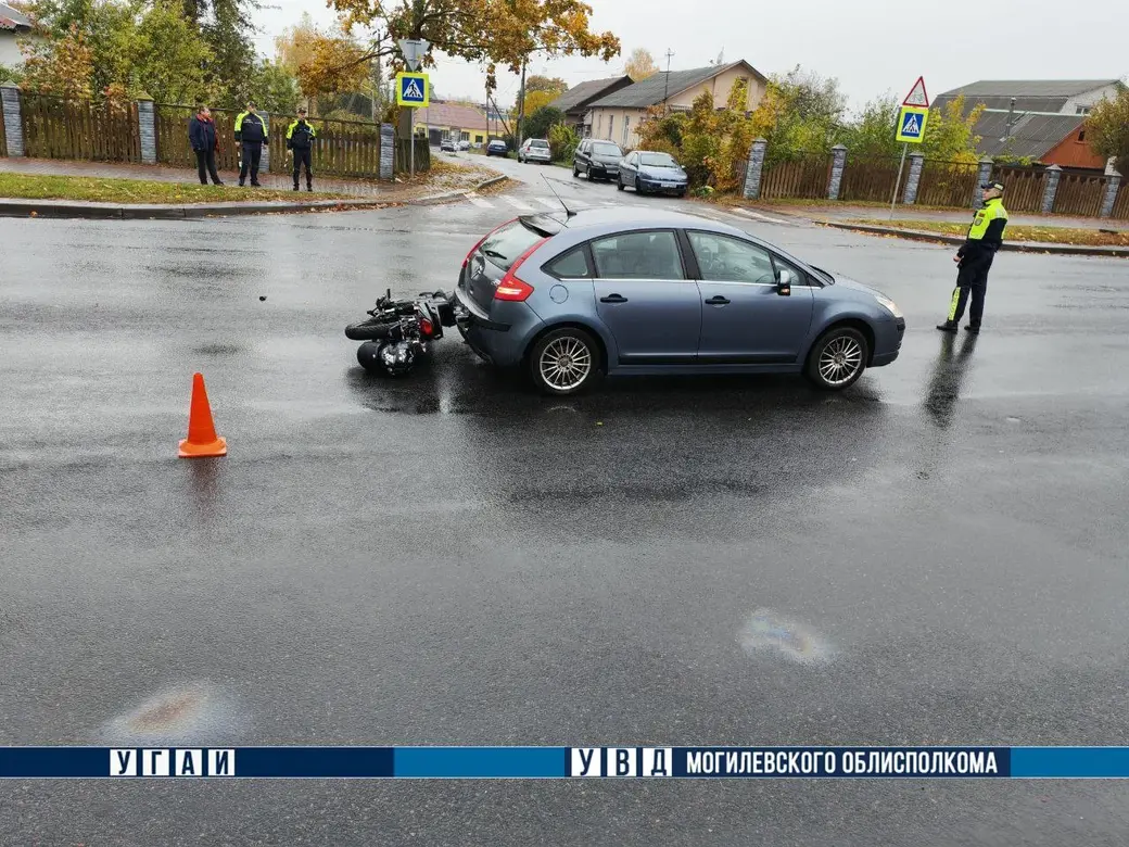 9 октября Могилев. Столкновение мотоцикла и авто. Фото УВД Могилевского облисполкома.