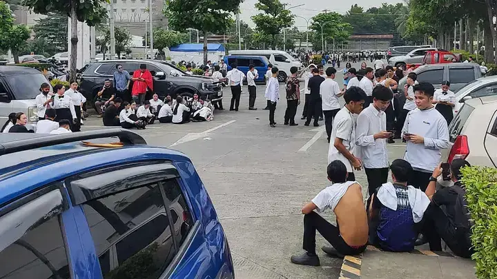 Эвакуация из зданий во время землетрясения на Филиппинах. Фото: Getty Images.