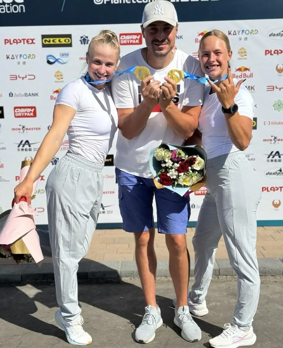 Чемпионат мира, Узбекистан 2024 год. Андрей Богданович с Юлией Трушкиной и Инной Неделькиной (Чемпионки мира на с-2 200м). Андрей является их тренером.