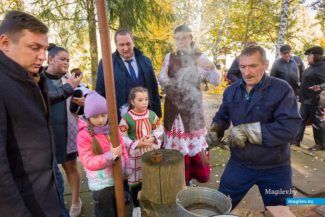 11.10.2025. Поселок Глуша. Региональный фестиваль народного творчества и ремесел «Глушанскi хутарок». Процесс обжига и обвара керамики показывет мастер по гончарству