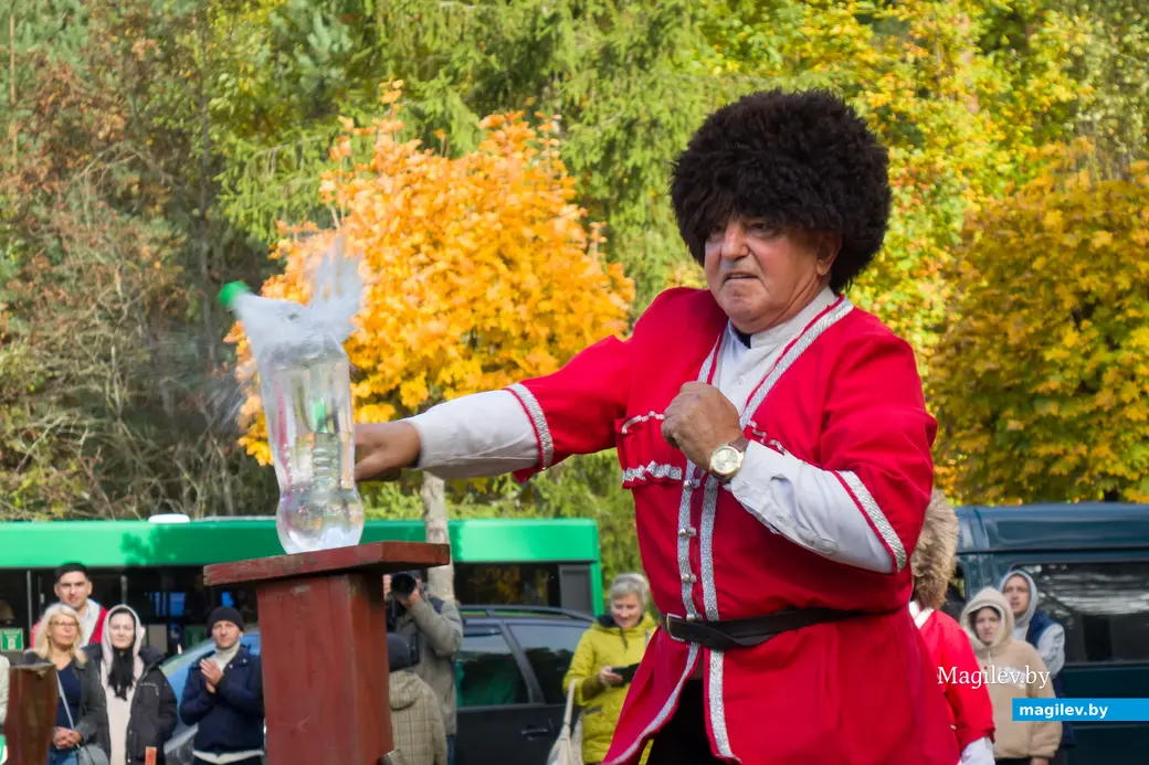 11.10.2025. Поселок Глуша. Региональный фестиваль народного творчества и ремесел «Глушанскi хутарок». Выступает конно-трюковой театр «Есаул» (Рук. Руслан Алиев).