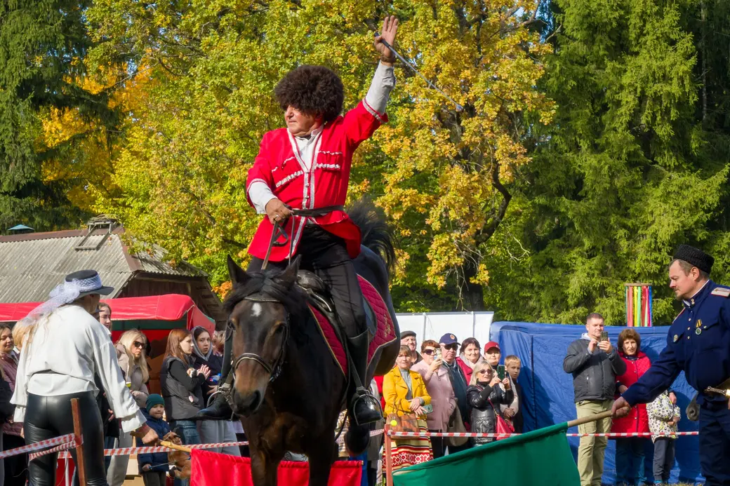 11.10.2025. Поселок Глуша. Региональный фестиваль народного творчества и ремесел «Глушанскi хутарок». Выступает конно-трюковой театр «Есаул» (Рук. Руслан Алиев).