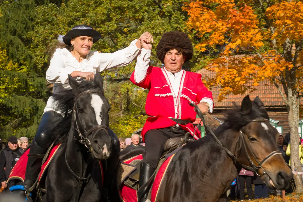 11.10.2025. Поселок Глуша. Региональный фестиваль народного творчества и ремесел «Глушанскi хутарок». Выступает конно-трюковой театр «Есаул».