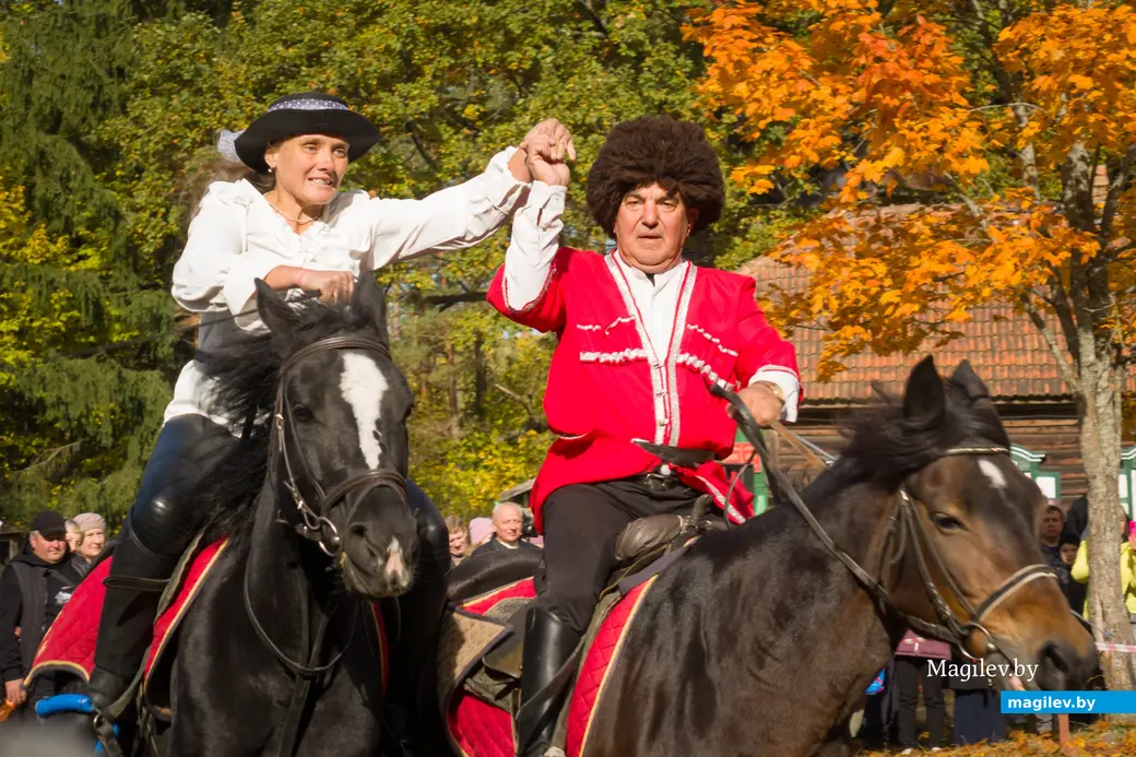 11.10.2025. Поселок Глуша. Региональный фестиваль народного творчества и ремесел «Глушанскi хутарок». Выступает конно-трюковой театр «Есаул» (Рук. Руслан Алиев).