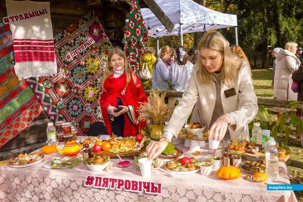 11.10.2025. Поселок Глуша. Региональный фестиваль народного творчества и ремесел «Глушанскi хутарок». Презентация блюд белорусской народной кухни «Пiкнiк по-беларуску».