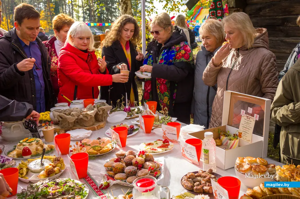 11.10.2025. Поселок Глуша. Региональный фестиваль народного творчества и ремесел «Глушанскi хутарок». Презентация блюд белорусской народной кухни «Пiкнiк по-беларуску».