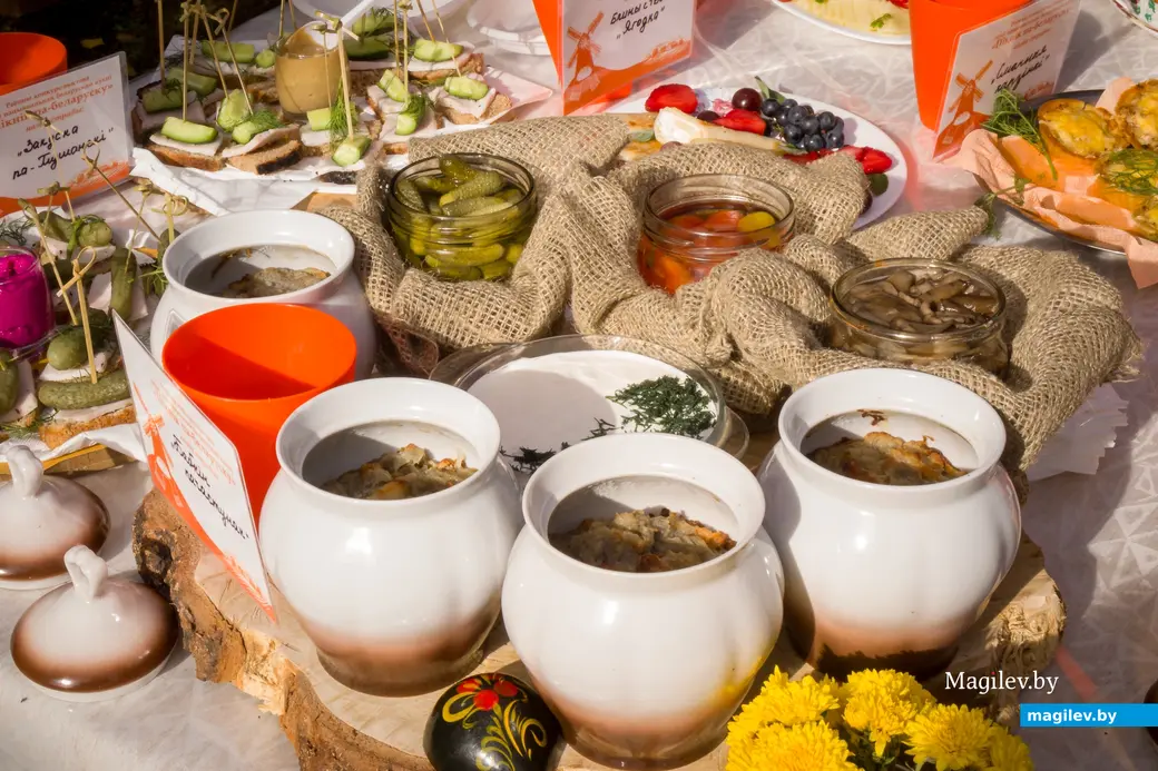 11.10.2025. Поселок Глуша. Региональный фестиваль народного творчества и ремесел «Глушанскi хутарок». Презентация блюд белорусской народной кухни «Пiкнiк по-беларуску».