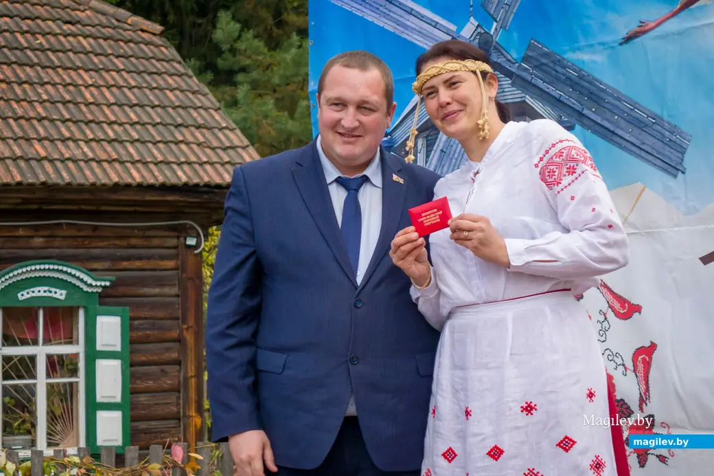 11.10.2025. Поселок Глуша. Региональный фестиваль народного творчества и ремесел «Глушанскi хутарок». Председатель Бобруйского райисполкома Михаил Крицкий вручает