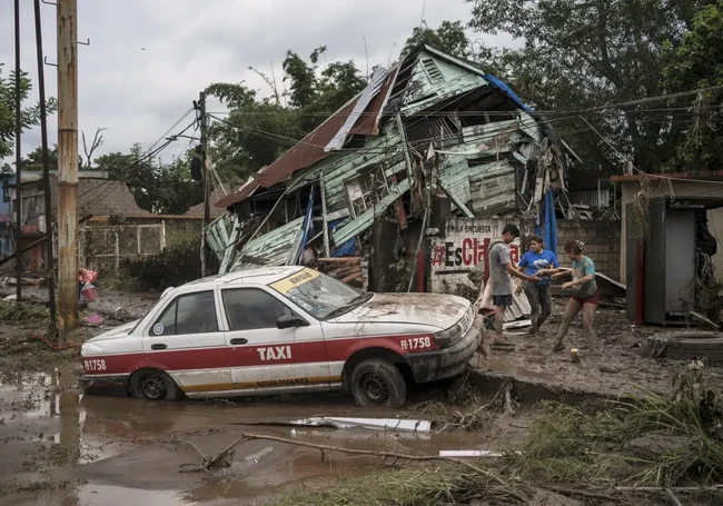 Проливные дожди вызвали наводнения и оползни в Мексике: погибли более 40 человек