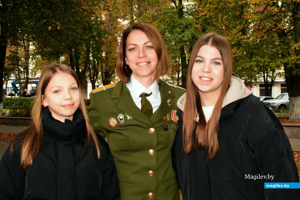 Ефрейтор Инна Герасимчук служит в 1-м радиотехническом центре войсковой части 48694 и воспитывает двух дочерей: 17-летнюю Екатерину и 12-летнюю Софию.