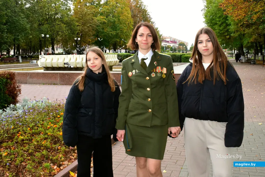 Ефрейтор Инна Герасимчук служит в 1-м радиотехническом центре войсковой части 48694 и воспитывает двух дочерей: 17-летнюю Екатерину и 12-летнюю Софию.