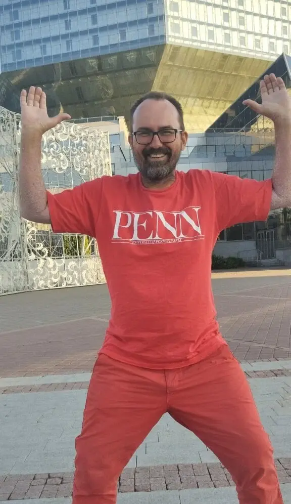 Константин Царик у здания Национальной библиотеки в Минске.