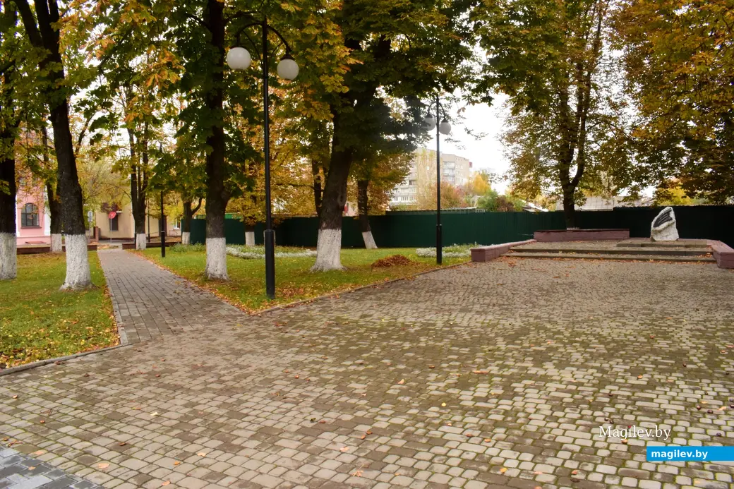 16.10.2025, Бобруйск, площадь Победы. Новый ТЦ строится за этим сквером.