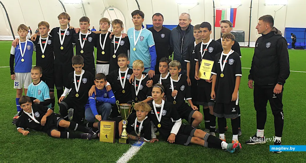 16.10.2025, Могилев. Межгосударственный турнир по футболу на призы олимпийского чемпиона Сергея Горлуковича. Сергей Горлукович с победителями турнира..