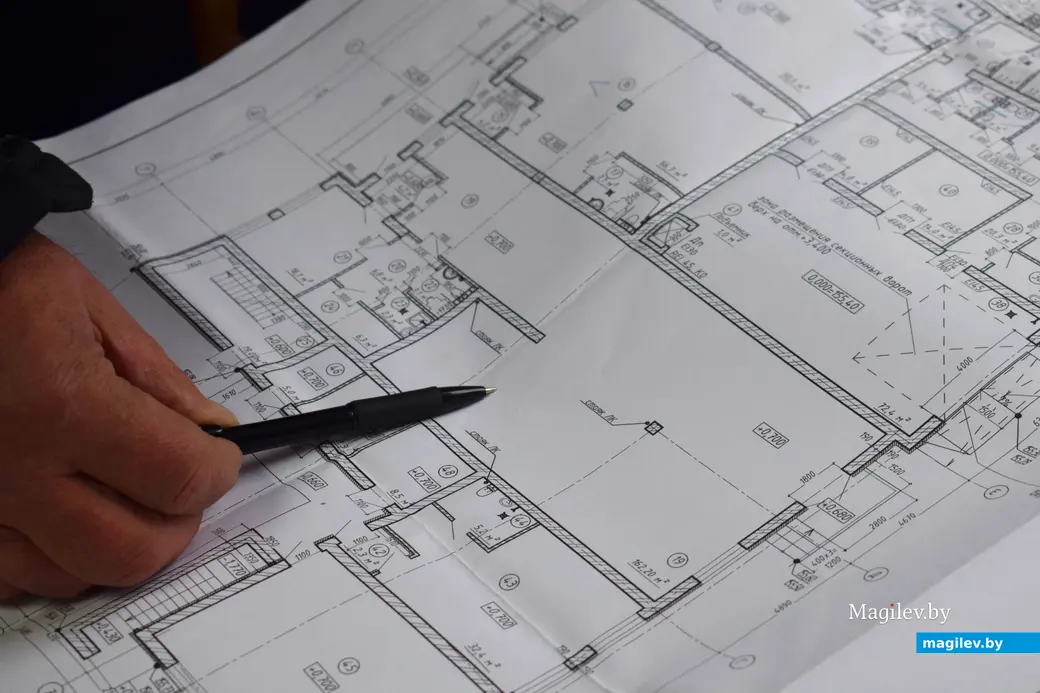 16.10.2025, Бобруйск, площадь Победы. Прораб Игорь Симонов показывает схему магазина в будущего ТЦ .