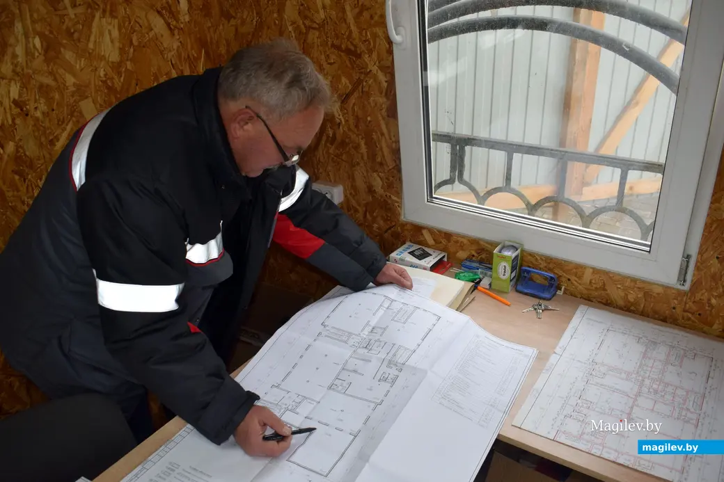 16.10.2025, Бобруйск, площадь Победы. Прораб Игорь Симонов показывает схему будущего ТЦ .