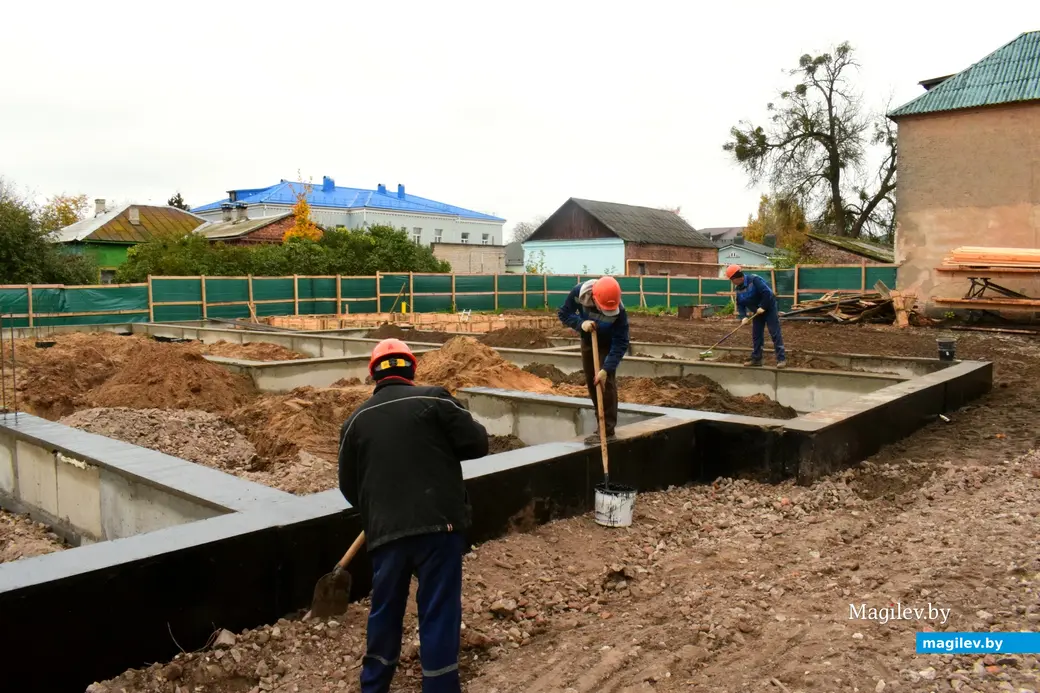 16.10.2025, Бобруйск, площадь Победы. Работы на месте будущего магазина.