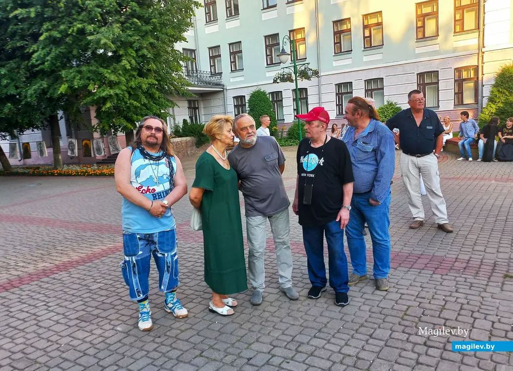 2023 год, Могилев, ул. Ленинская. Встреча могилевских «семидесятников». Супруги Байковы – в центре.
