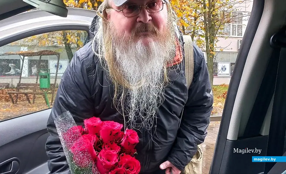 18.10.2025, Могилев. Промокший Константин с букетом.