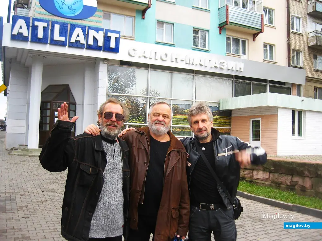 2000-е годы, Могилев. Возле бывшего кафе «Березка». В центре – Евгений Байков.