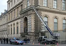 Ограбление Лувра в Париже: похитители в масках украли драгоценности Наполеона III и его супруги