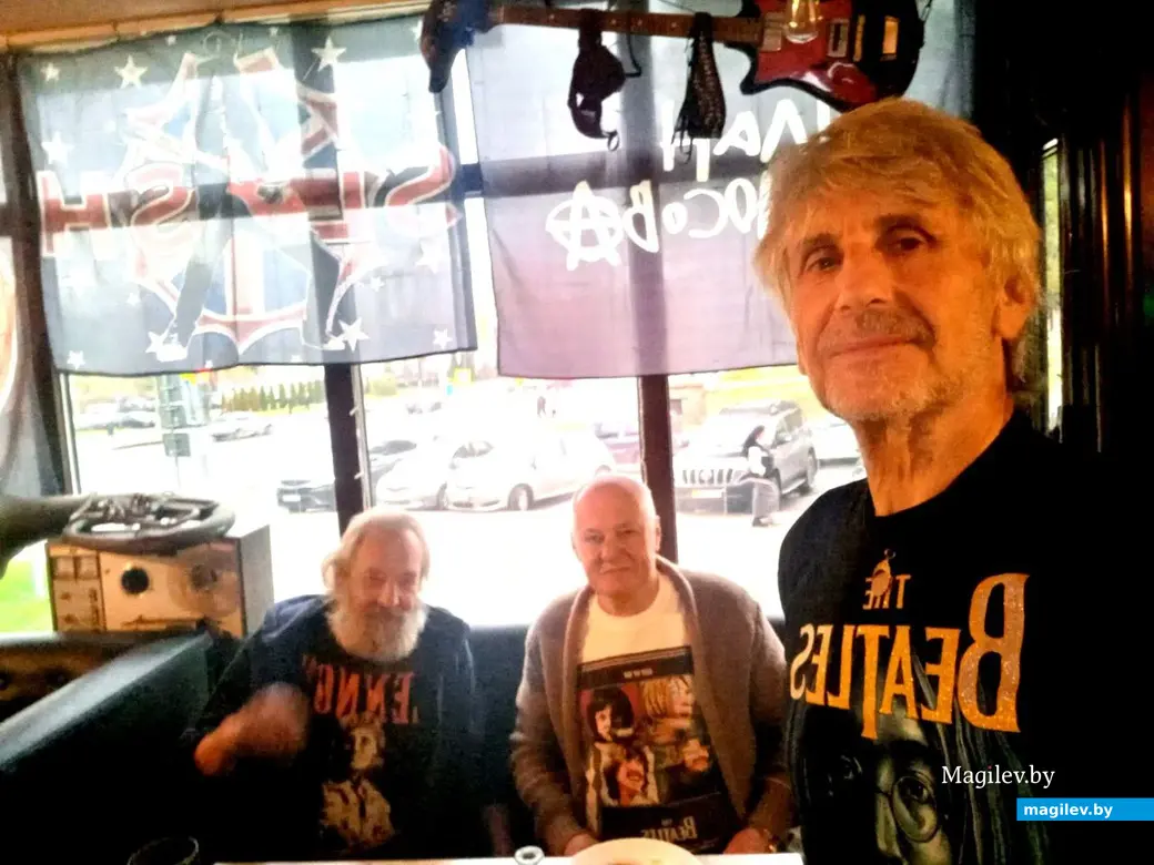 9 октября 2025 года, Могилев, кафе «Точка». В центре – Алик Метельский. Дождя еще нет.