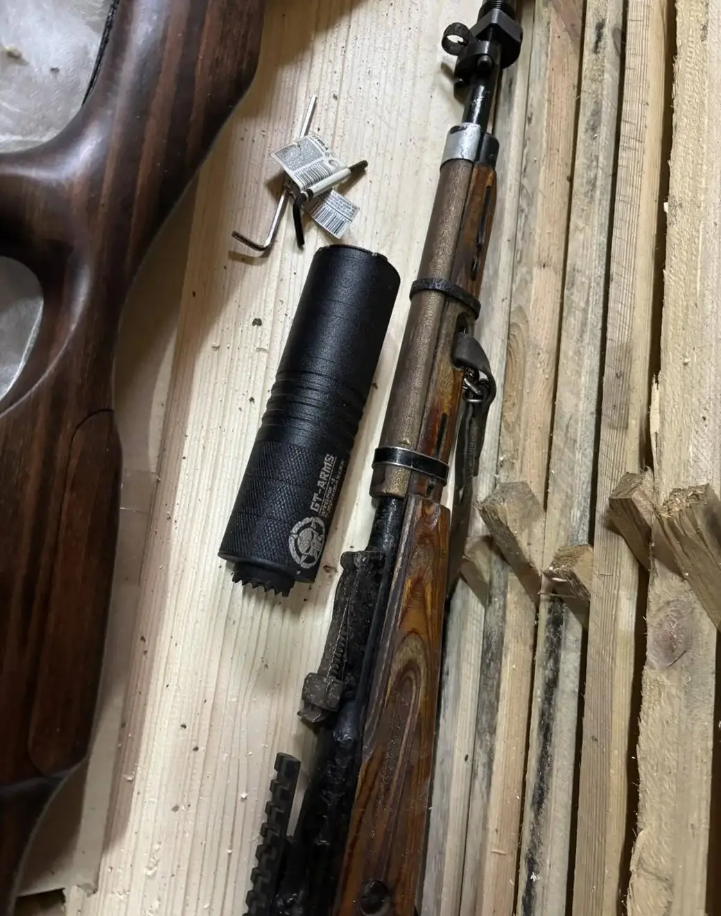 А у жителя Кличевского района обнаружили нарезное оружие карабин Мосина и предмет схожий с глушителем.