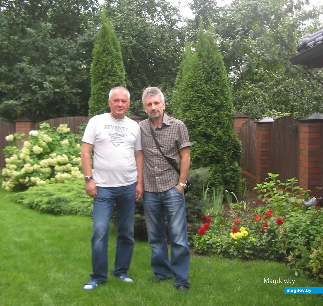 2007 год, Могилев. Газон у Метельского (слева) тоже всегда на особом контроле.