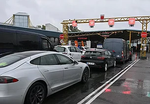 Очередь легковых автомобилей в Польшу за выходные выросла втрое