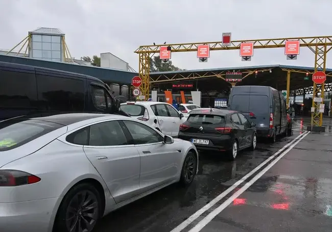 Очередь легковых автомобилей в Польшу за выходные выросла втрое
