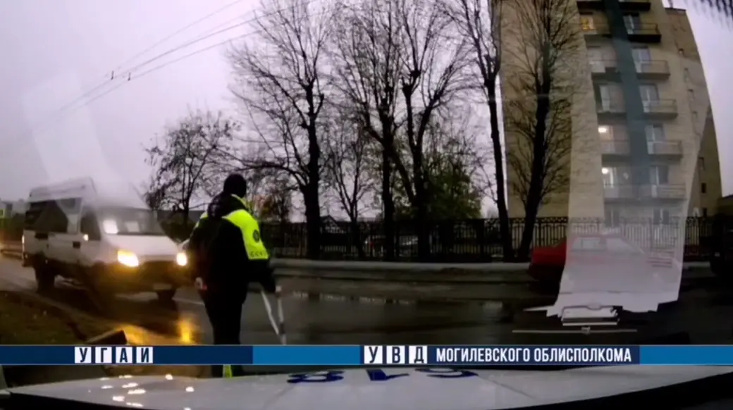 В Могилеве задержали пьяного водителя маршрутки. Фото: скан с видео УГАИ УВД Могоблисполкома